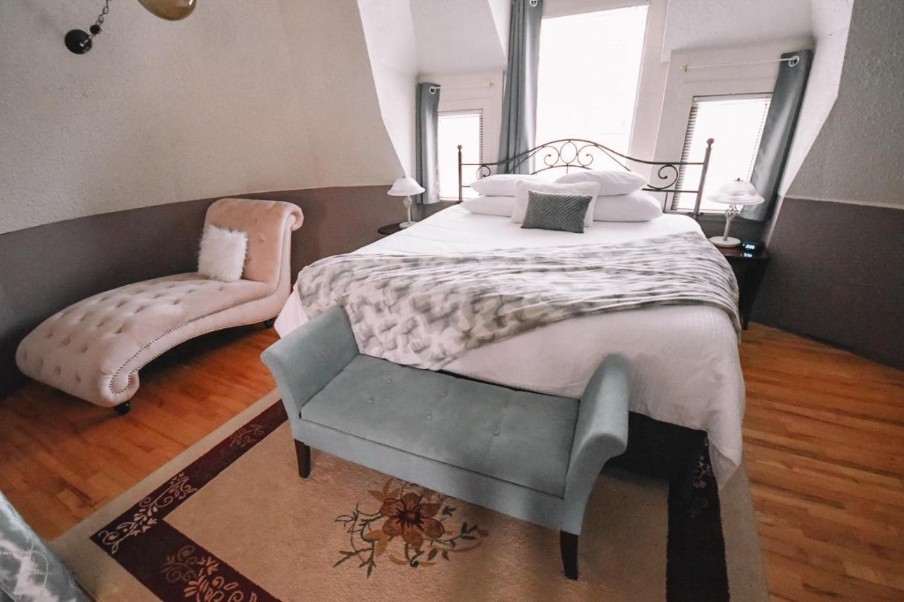 Bellas Castle Bed & Breakfast Morden