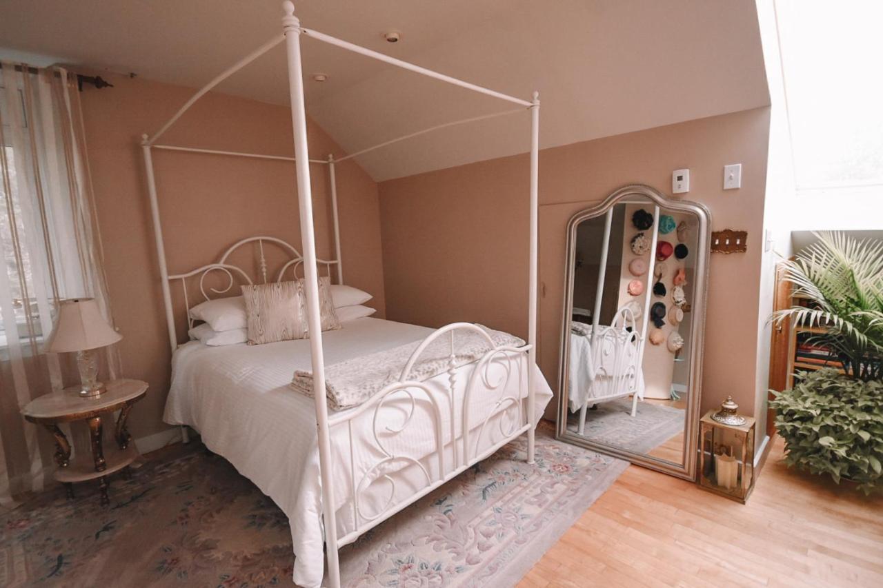 Bellas Castle Bed & Breakfast Morden